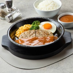 แฮมเบิร์กและไข่ เสิร์ฟพร้อมข้าวญี่ปุ่น