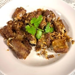 ซีโครงหมูทอดกระเทียม