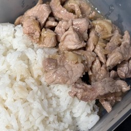 หมูผัดกระเทียม ราดข้าว