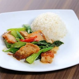 ผัดคะน้าราดข้าว