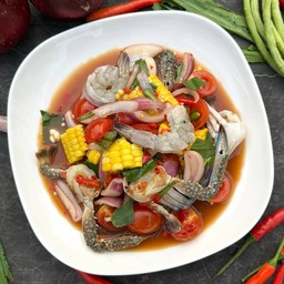 ยำปูม้ากุ้งสด