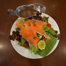 สลัดแซลมอนรมควัน