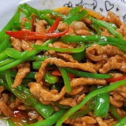 หมูเส้นผัดพริกหยวก