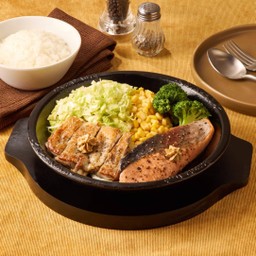 สเต็กแซลมอนและไก่ เสิร์ฟพร้อมข้าวญี่ปุ่น