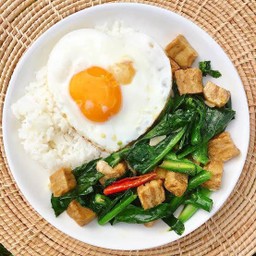 ข้าวราดคะน้าหมูกรอบ