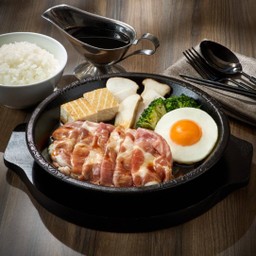 สุกี้ยากี้หมู เสิร์ฟพร้อมข้าวญี่ปุ่น