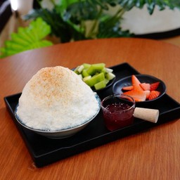 บิงซูไดยูฟรุ๊ตตี้นมสด(บิงซูนมสด/สตรอว์เบอร์รี่/กีวี่/ซอสสตรอว์เบอร์รี่)