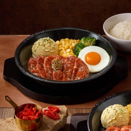 สไปซี่หมูและไข่ เสิร์ฟพร้อมข้าวญี่ปุ่น