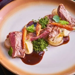 สเต็กสติปลอยน์ มันบดเห็ดทรัฟเฟิลและซอสไวน์แดง