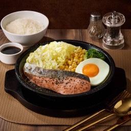 เทริยากิแซลมอน และไข่ เสิร์ฟพร้อมข้าวญี่ปุ่น