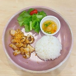 ข้าวปลาหมึกกระเทียม