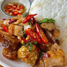 ชุดข้าวกระเพราหมูกรอบ