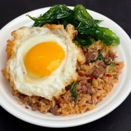 ข้าวกะเพราคลุกเนื้อสับ + ไข่ดาวเยิ้ม