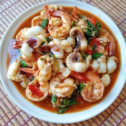 กะเพราทะเล (หมึกและกุ้ง)