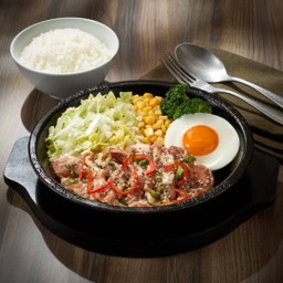 ยากินิกุหมูและไข่  เสิร์ฟพร้อมข้าวญี่ปุ่น