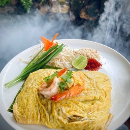 ผัดไทยกุ้งสด(ห่อไข่)