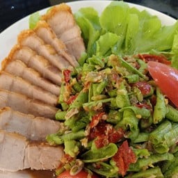 ตำถั่วหมูกรอบ