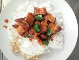 พริกแกงหมูกรอบ