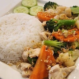 ผัดผักรวมอกไก่ ราดข้าว Rice top stir-fried Mixed Vegetable with Chicken breast