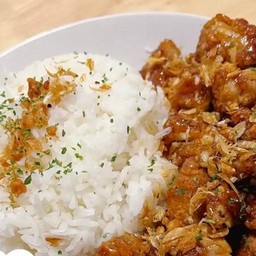 ข้าวไก่กรอบผัดกระเทียม