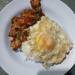 ข้าวหมูกรอบคั่วพริกเกลือไข่ดาว