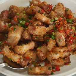 สามชั้นคั่วพริกเกลือ