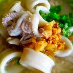ข้าวต้มปลาหมึกทรงเครื่อง