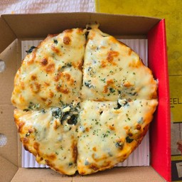 พิซซ่าหน้าผักโขมอบชีส