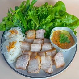 ข้าวหน้าหมู ชาไทย น้ำผึ้งมะนาว บ๊วยโซดา Wendy บางบัวทอง