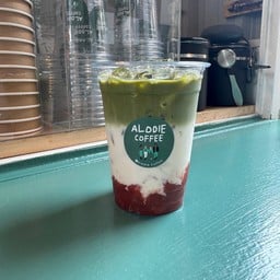 Strawberry Green Tea ( 16 ออนซ์ )