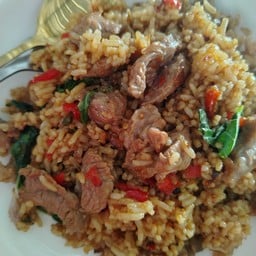 ข้าวกระเพาเนื้อข้าวคลุก
