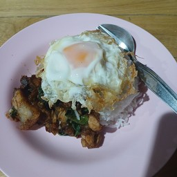 ข้าวกะเพราหมูกรอบไข่ดาว