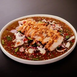 ยำคอหมูทอด