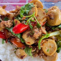 กระเพราลูกชิ้นราดข้าว