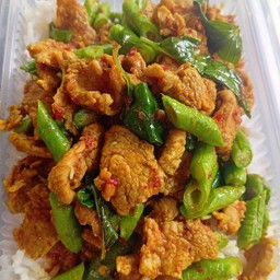 หมูผัดพริกแกงใต้ใส่ถั่วฝักยาว