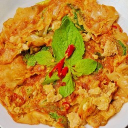 ไข่เจียวกะเพราเส้นใหญ่