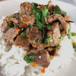 กระเพาเนื้อราดข้าว