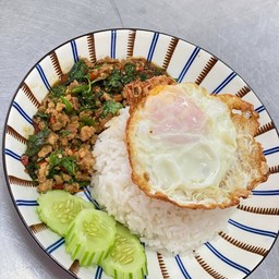 กะเพราหมูสับ+ไข่เจียวหรือไข่ดาว