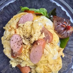 ข้าวไข่ข้นไส้กรอก