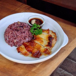 ข้าวกล้องไก่ย่างซอสแจ่ว