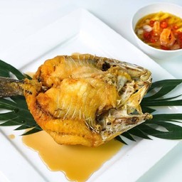 ปลากะพงทอดน้ำปลา (ปลาเป็นทั้งตัว)