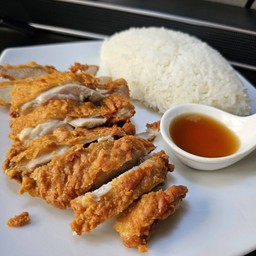 ข้าวไก่ทอดซอสน้ำปลา