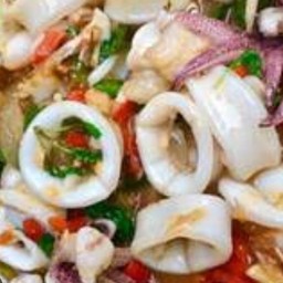 กะเพราหมึกราดข้าว