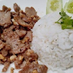 เนื้อกระเทียมพริกไทราดข้าว