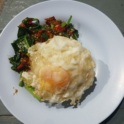 ข้าวคะน้าหมูกรอบไข่ดาว