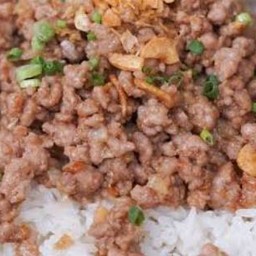 หมูสับผัดกระเทียมราดข้าว