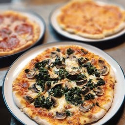 พิซซ่าผักโขมกับเห็ด (Spinach & Mushroom Pizza)