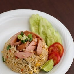 ข้าวผัดใส้กรอก