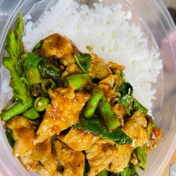 ข้าวหอมมะลิพริกแกงหมูชิ้น