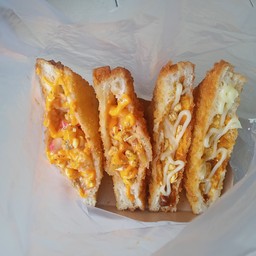 แซนวิชทอดกรอบไส้ทะลัก
